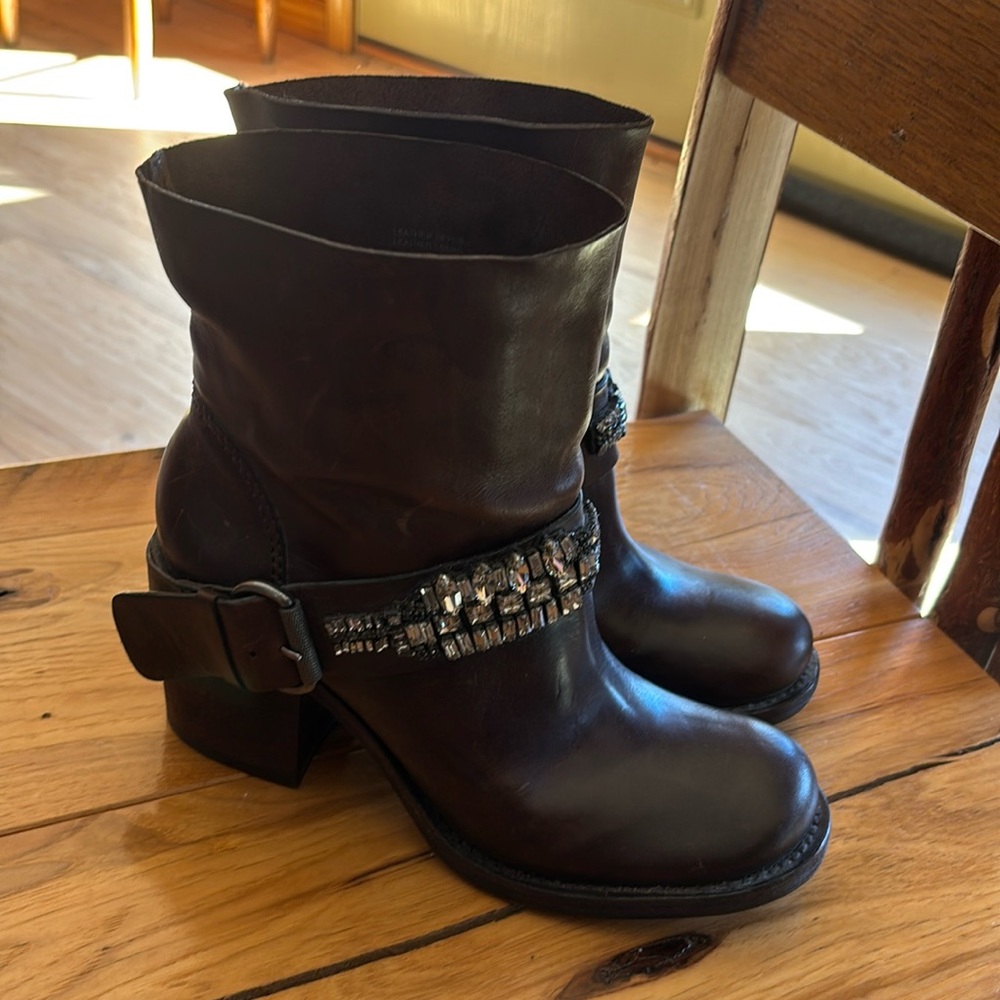 Vera Wang Lavender Label Brown Biker Distressed Leather Boots Rhinestones Sz 8